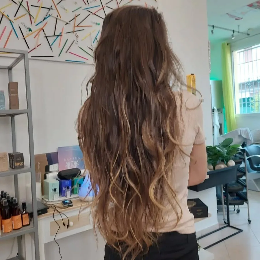 Lunghi mossi castani nel salone