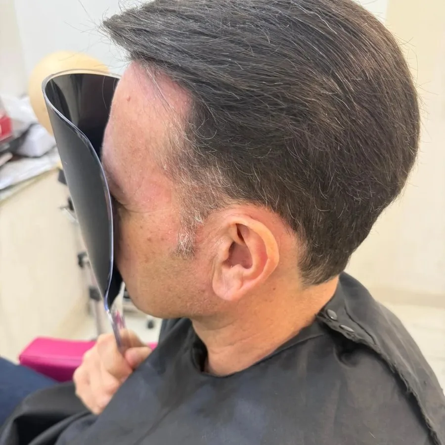 Uomo con i capelli scuri dopo la protesi capillare da X-Style Parrucchieri
