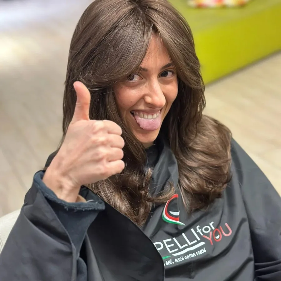 Cliente sorridente dopo l'infoltimento da X-Style Parrucchieri