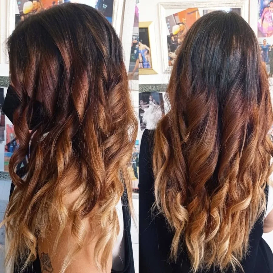 Due ombré caramello a onde, viste di spalle