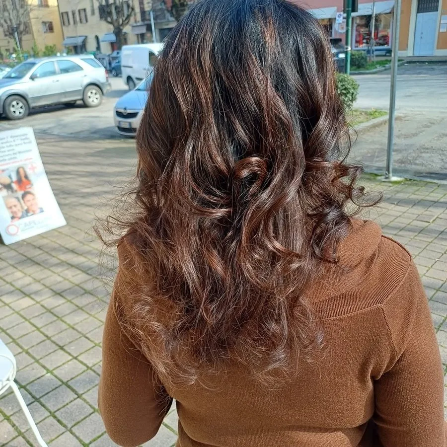 Onde castane con riflessi realizzate da X-Style Parrucchieri, vista di spalle