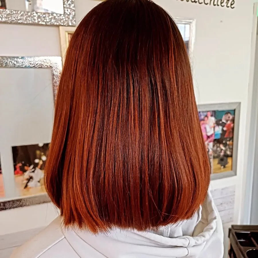 Rosso ramato liscio realizzato da X-Style Parrucchieri, vista di spalle